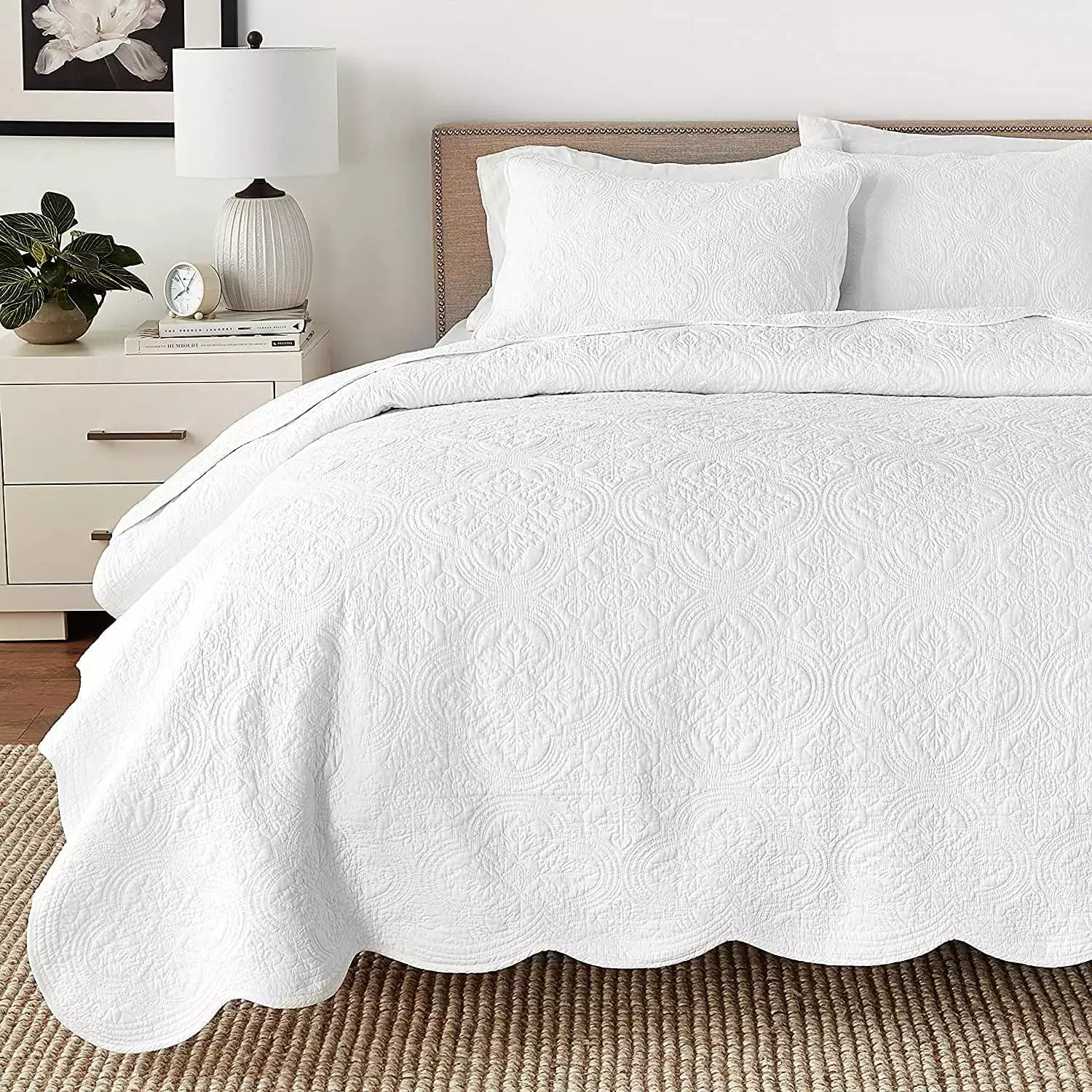 Cozy Line Home Fashions Victorian Medallion Matelasse Scalloped Edge 100% Cotton 2-Piece Twin Quilt Set. White