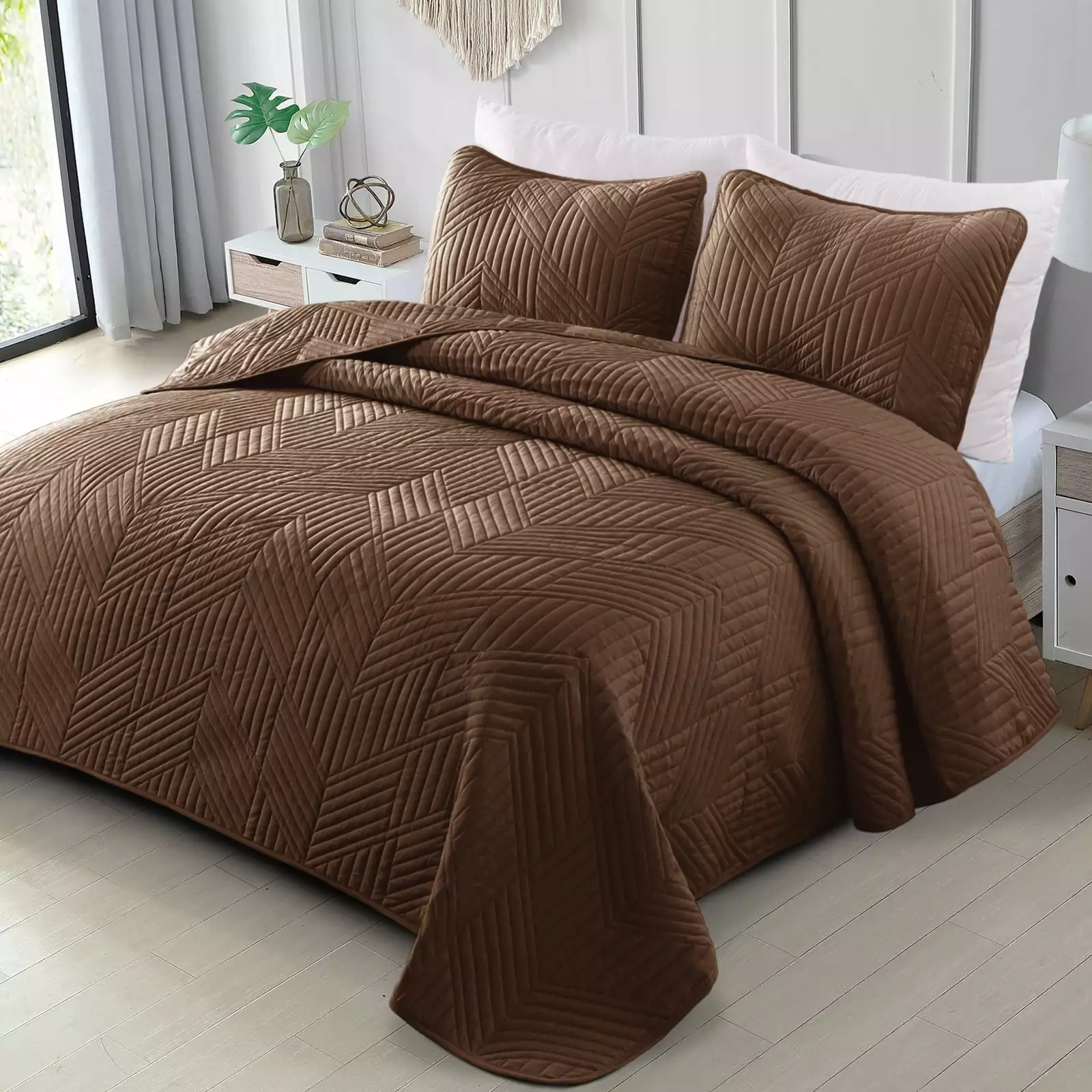 Exclusivo Mezcla California King Quilt Bedding Set. Lightweight Brown Oversized King Bedspreads Soft Modern Geometric Coverlet Set for All Seasons (1 Quilt and 2 Pillow Shams)