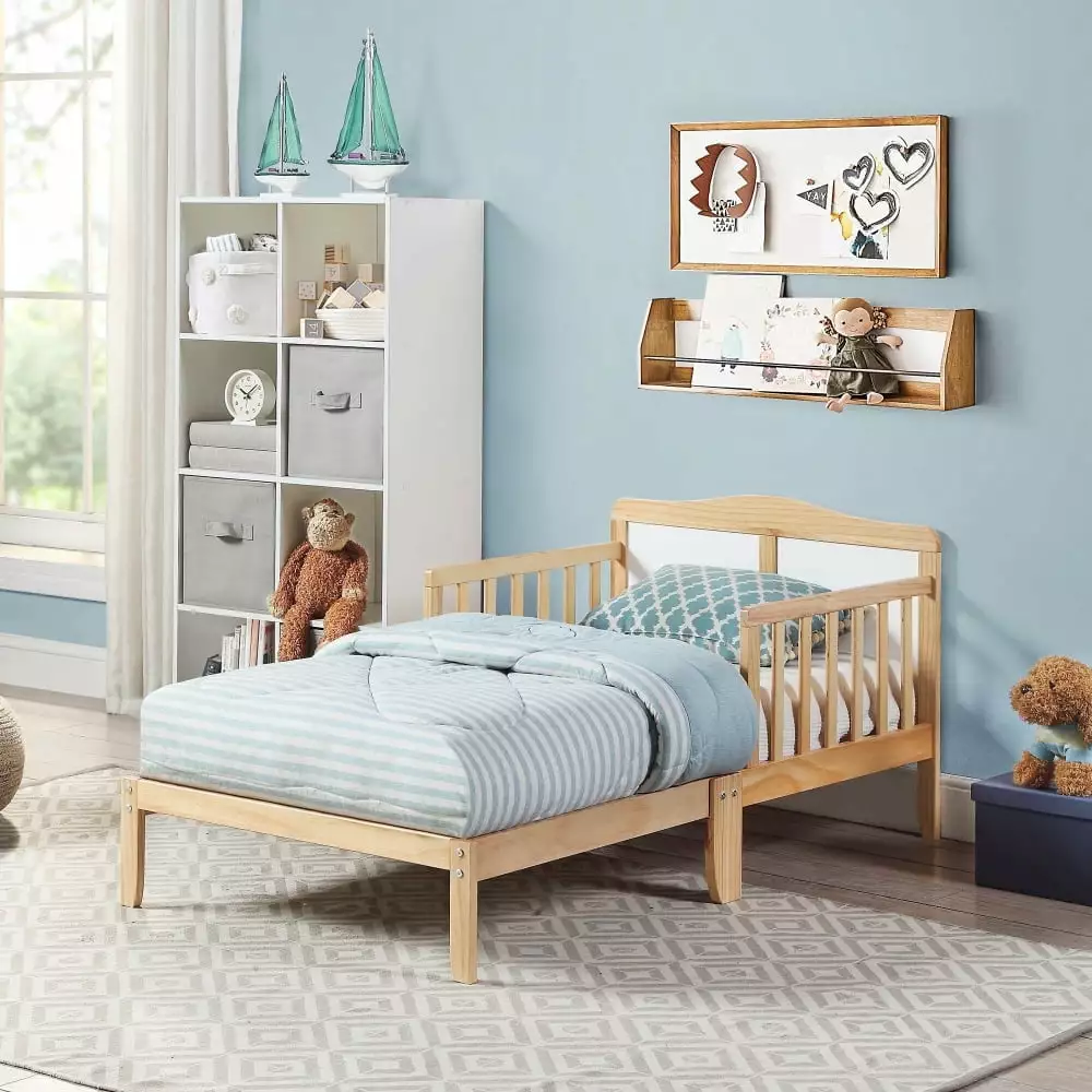 HQIT Toddler Bed in Natural/White. Low to Floor Design. Non-Toxic Finish. Safety Rails. Made of Pinewood. 53x29x24.5 Inch