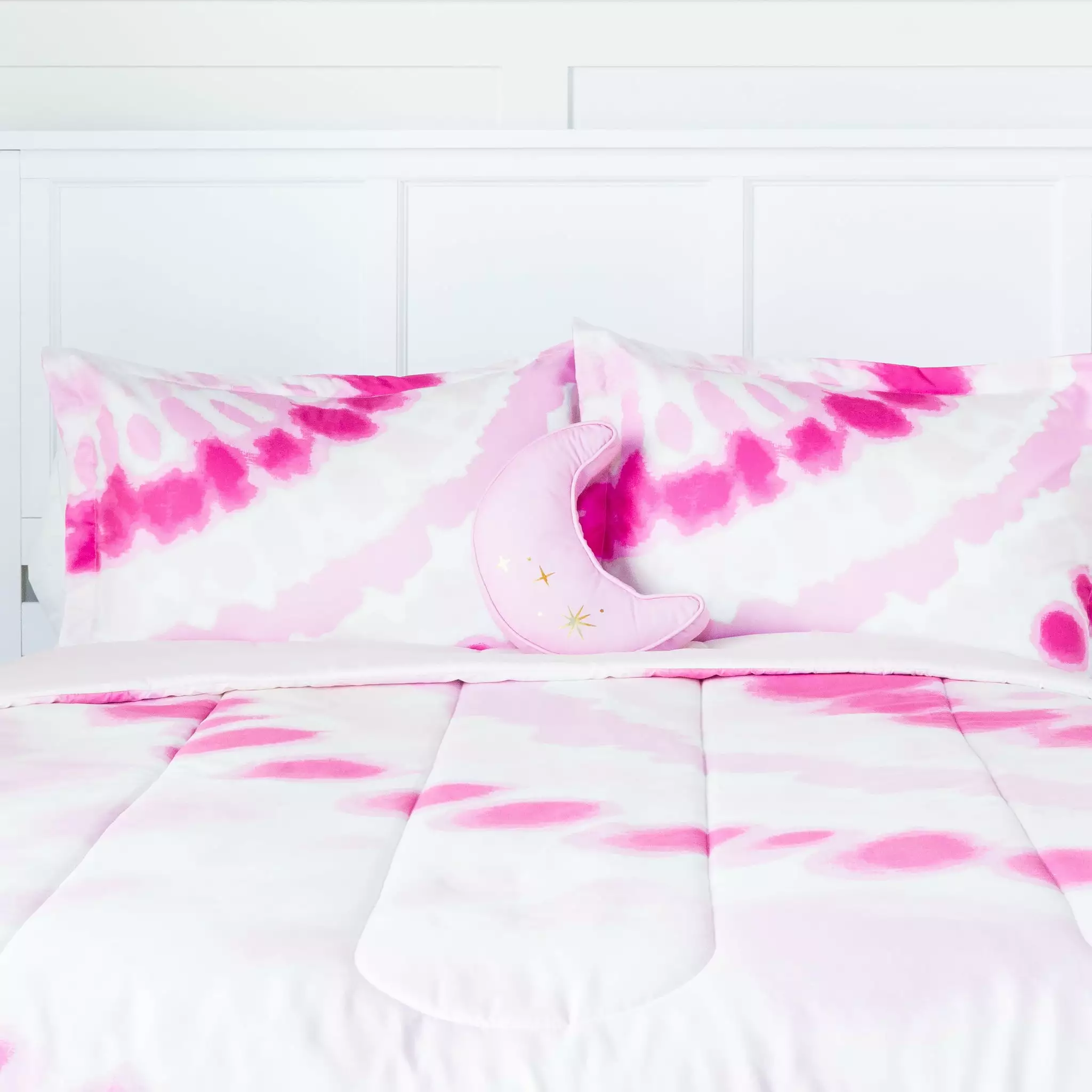 Justice Tie Dye Galaxy Reversible 4-Piece Queen Comforter Set with Decorative Pillow. Microfiber. Pink