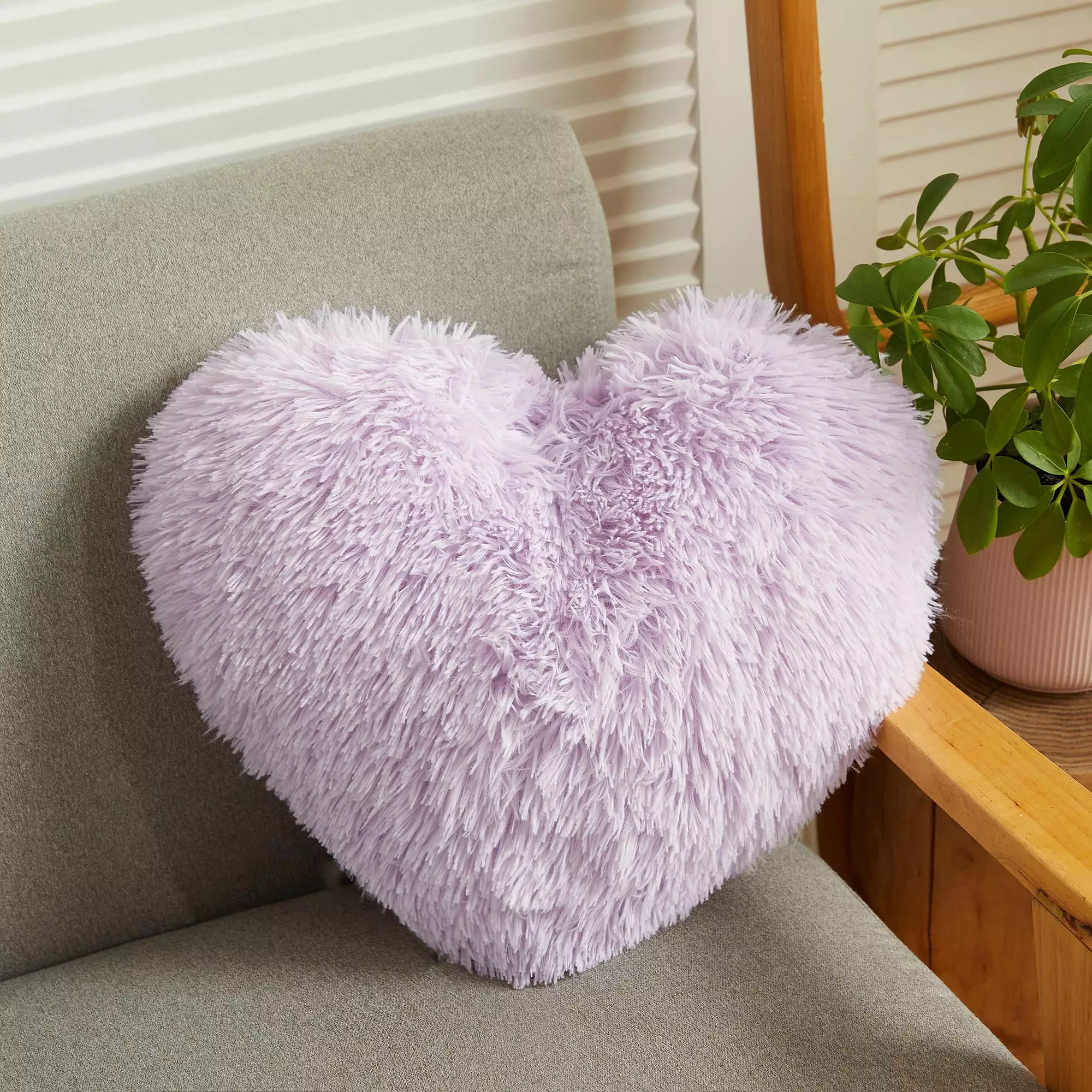 LIFEREVO Lavender Faux Fur Heart Shaped Throw Pillow with Insert.15x17 Valentine's Day Decorative Heart Shaped Pillow .Plush Furry Fuzzy Lovely Pillow Gift for Girls.Women.Lover.Friends.Orchid