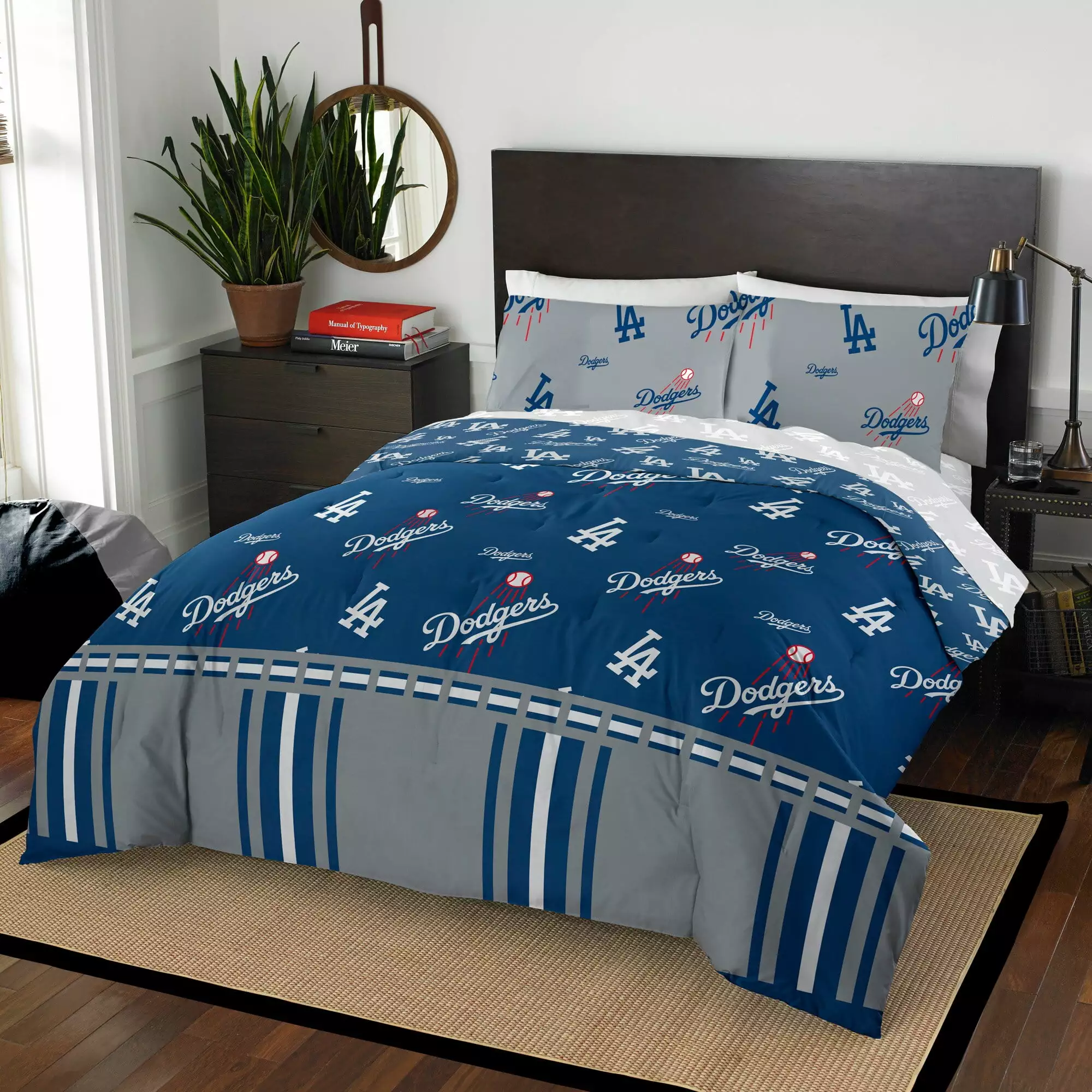 MLB Los Angeles Dodgers Bed In Bag Set. Queen Size. Team Colors. 100% Polyester. 5 Piece Set