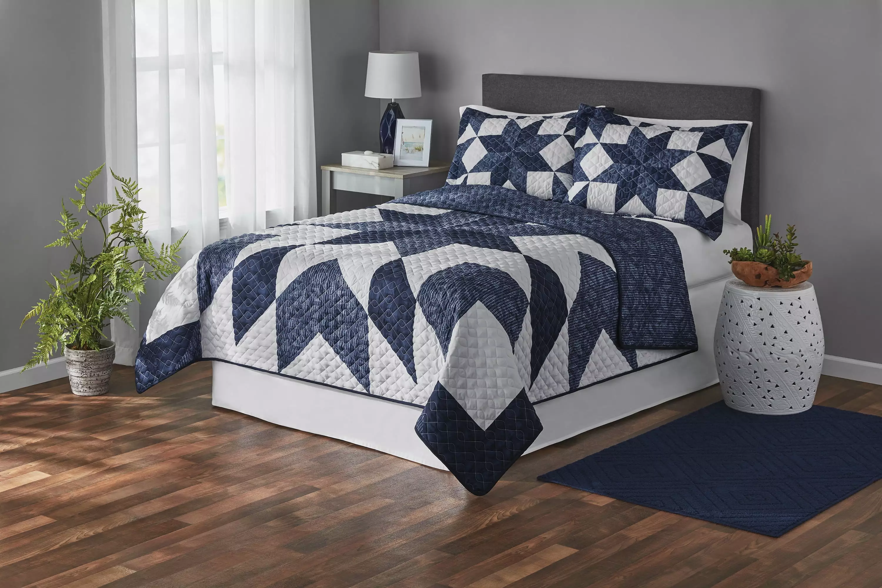 Mainstays Reversible Classic Blue Star Quilt. Full/Queen