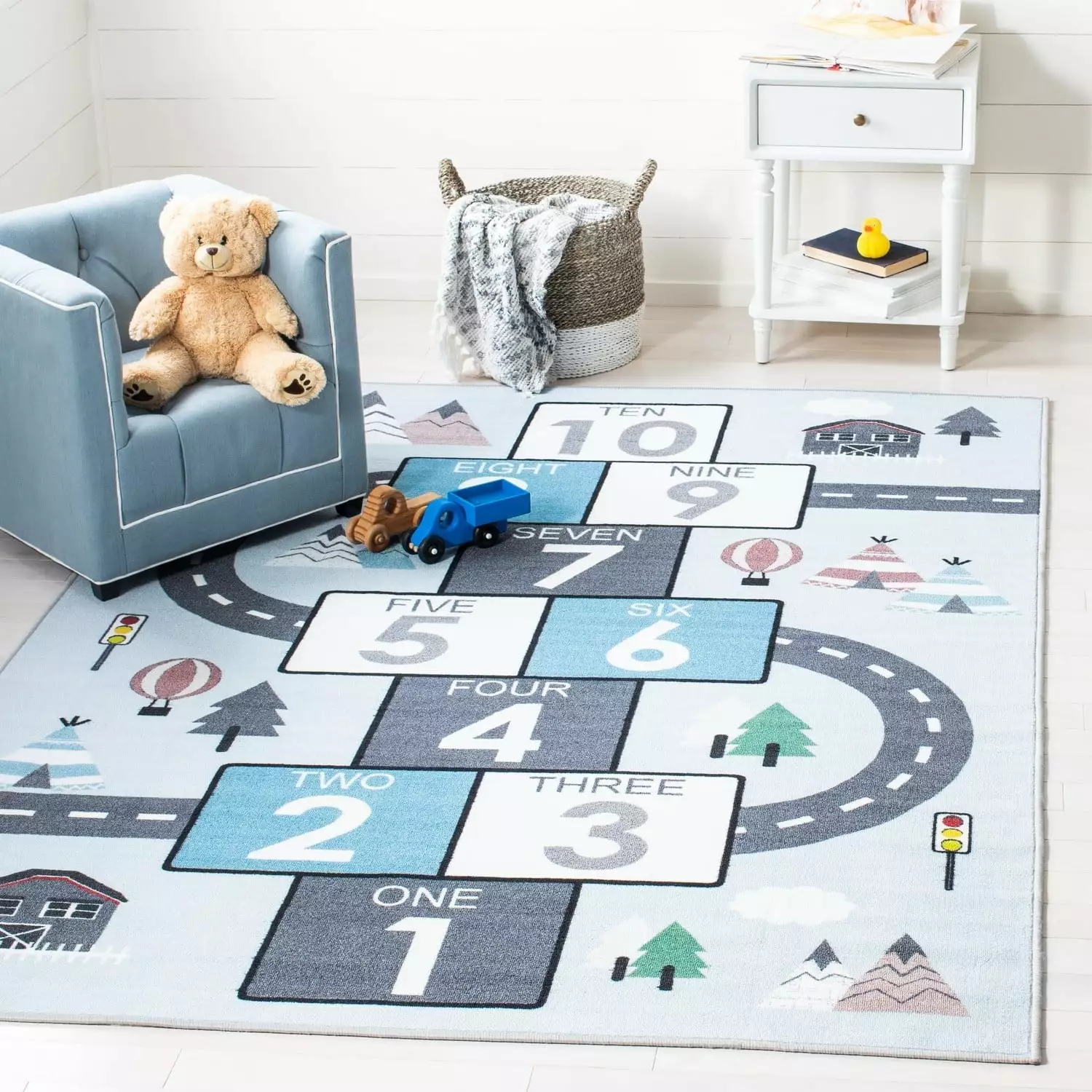 SAFAVIEH Kids Play House Myrtle Hopscotch Area Rug. Grey/Blue. 5' x 5' Round